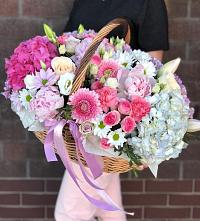 Цветочная композиция из Розы, Хризантемы, Пионы и Лизиантусы в корзине в Ильинское