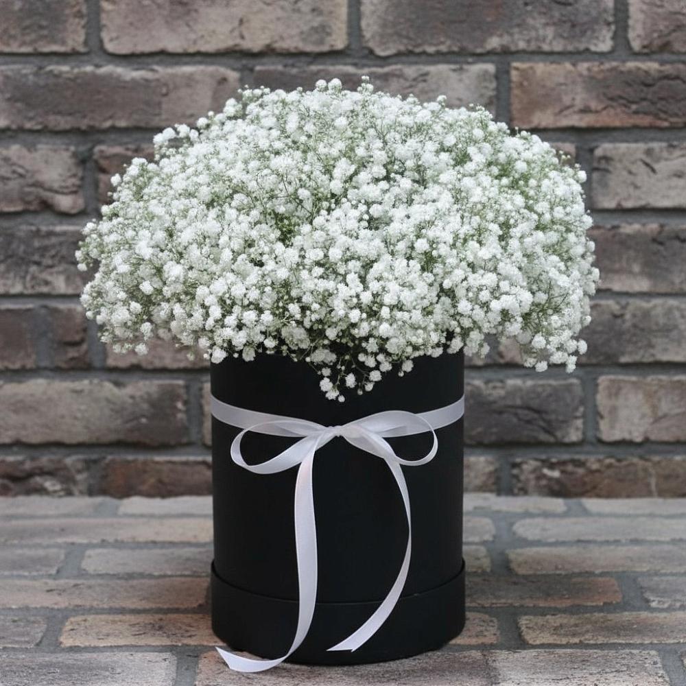 Цветочная композиция из Гипсофила в шляпной коробке в Ильинское