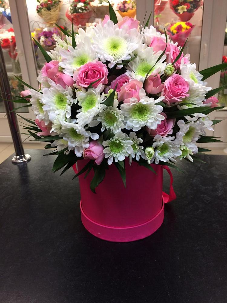 Цветочная композиция из Розы и Хризантемы в шляпной коробке в Ильинское